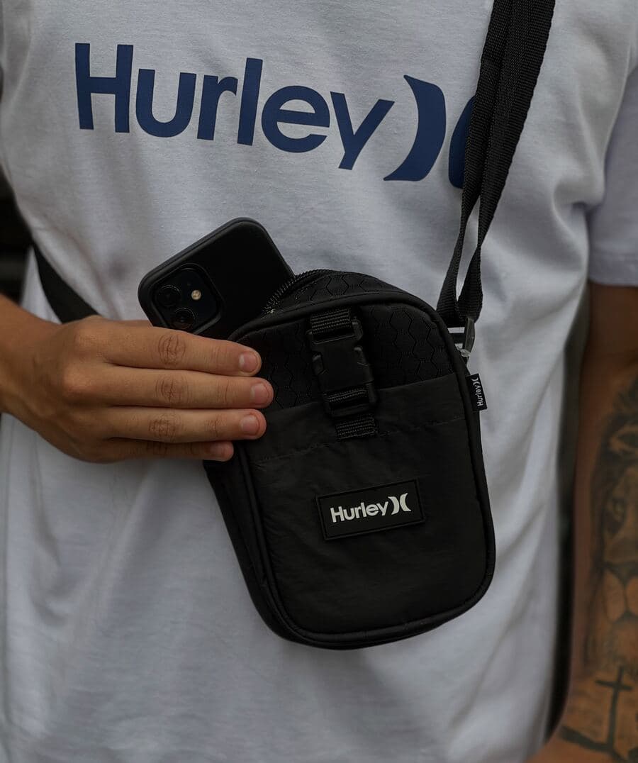 Bag Hurley preta a tiracolo