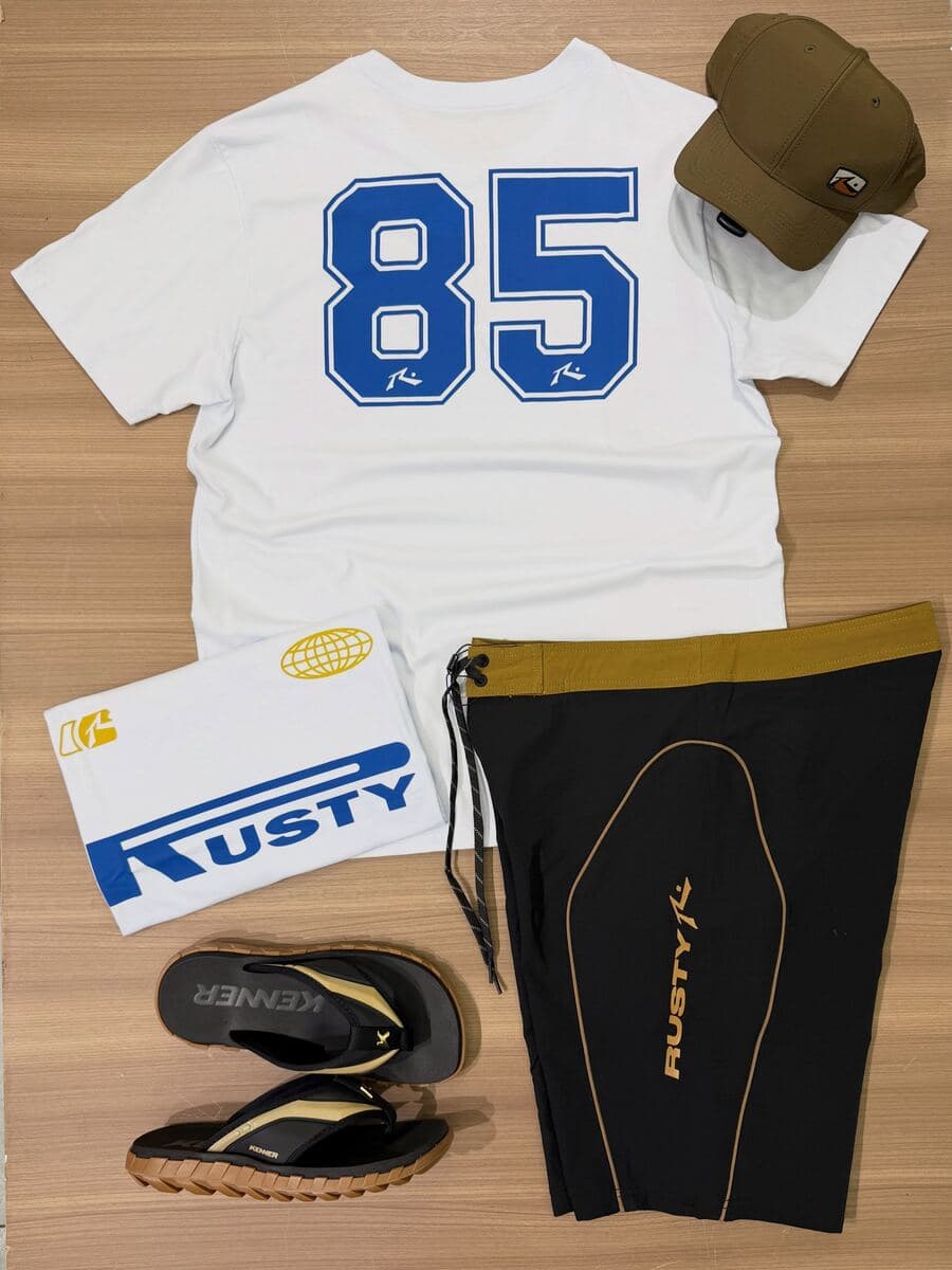 Kit Rusty: camiseta branca 85, boné, bermuda e chinelo Kenner