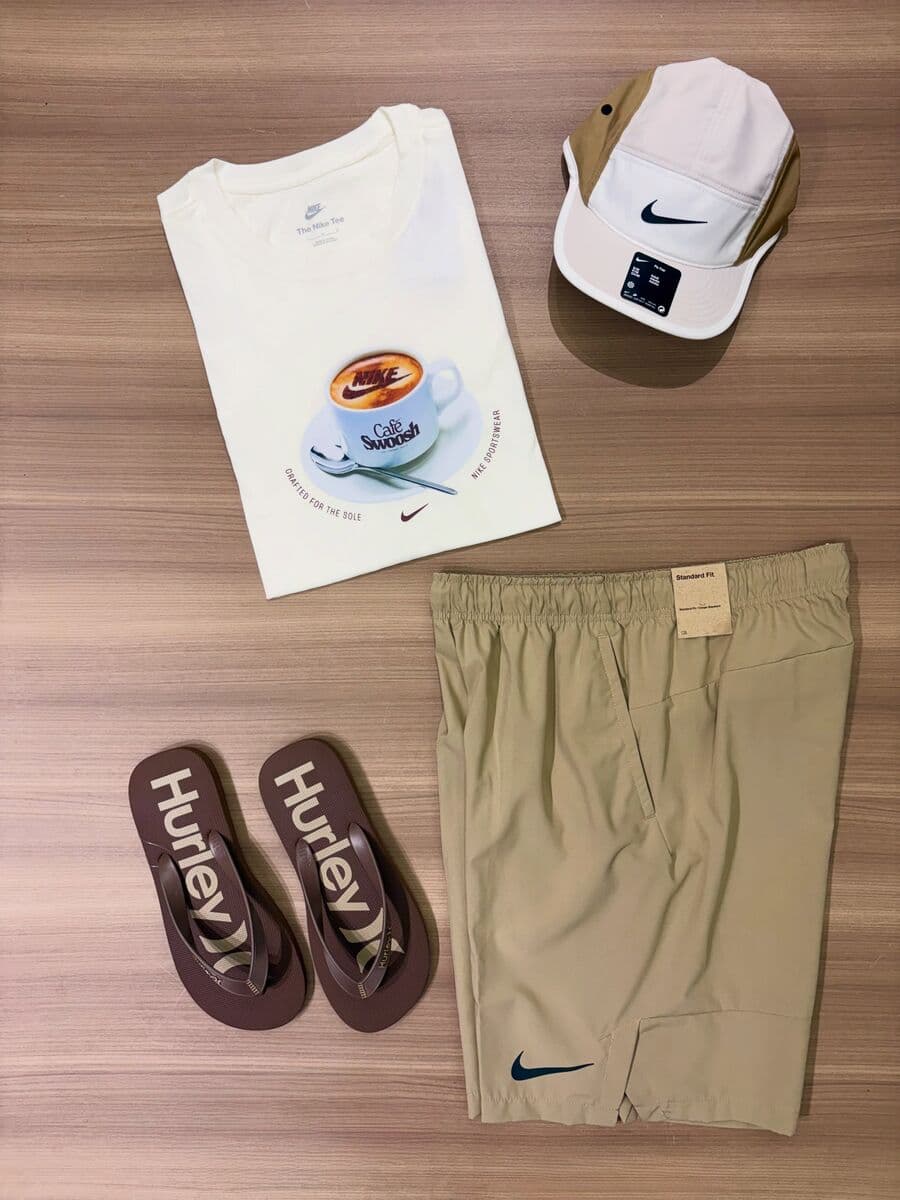 Kit Nike: camiseta branca, boné, short e chinelo Hurley