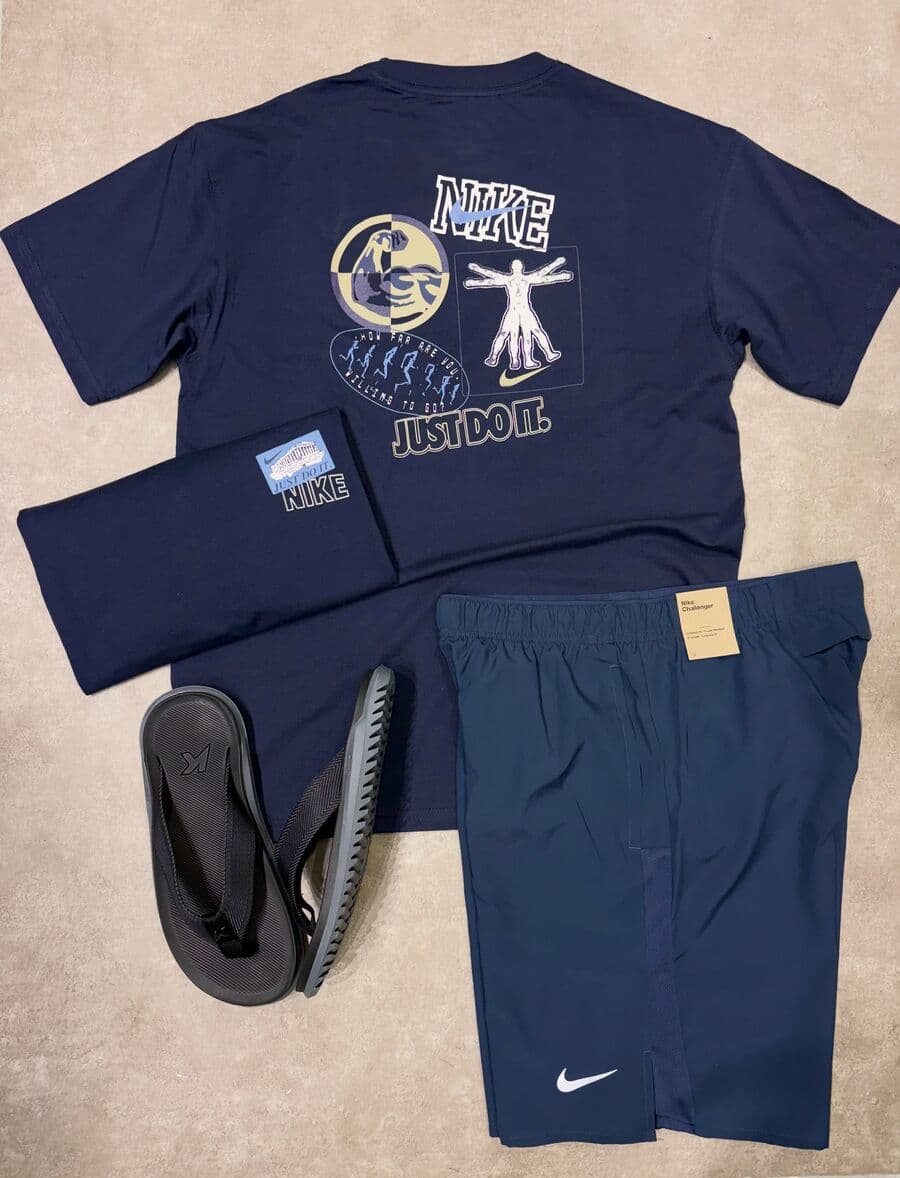 Kit Nike azul-marinho: camiseta, short e chinelo
