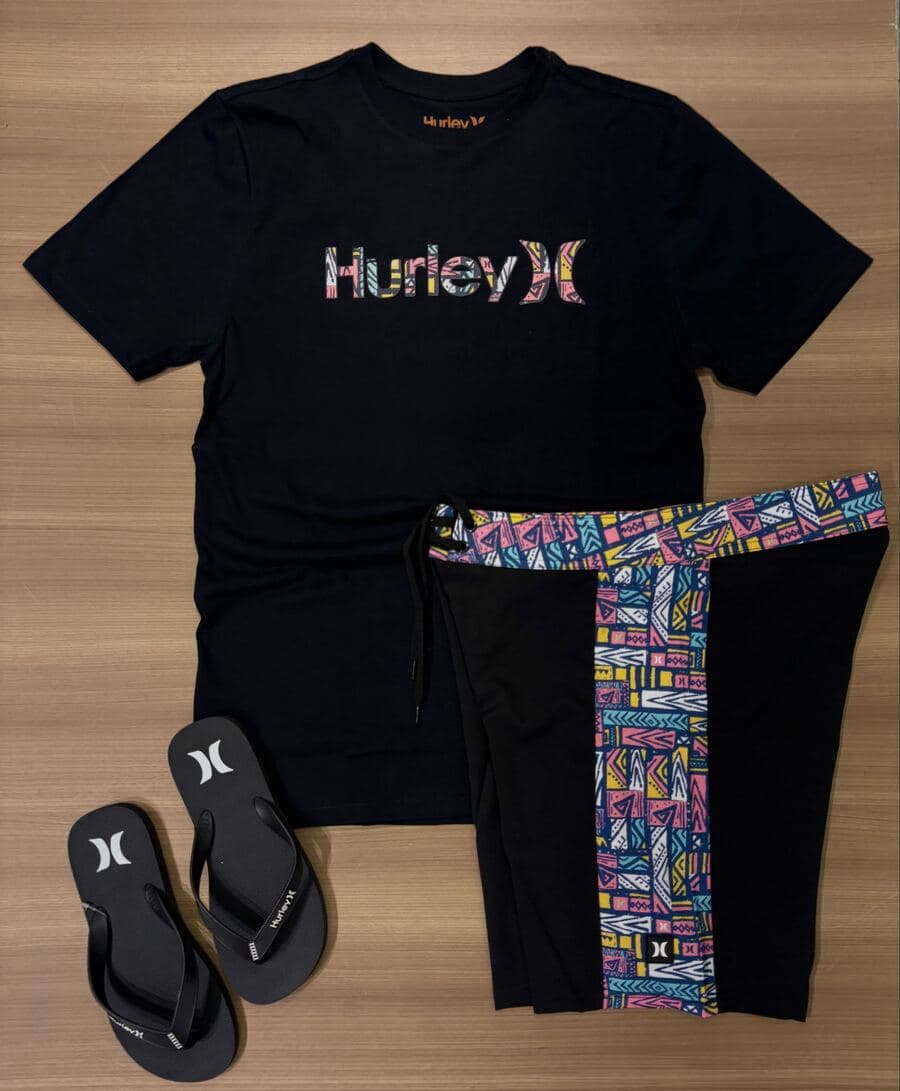 Kit Hurley: camiseta preta, bermuda estampada e chinelo