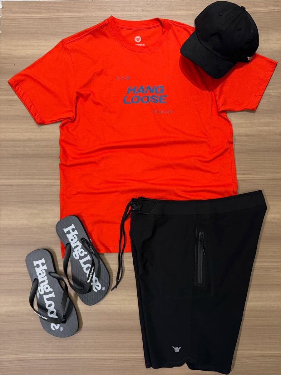 Kit Hang Loose: camiseta laranja, boné preto, bermuda preta e chinelo